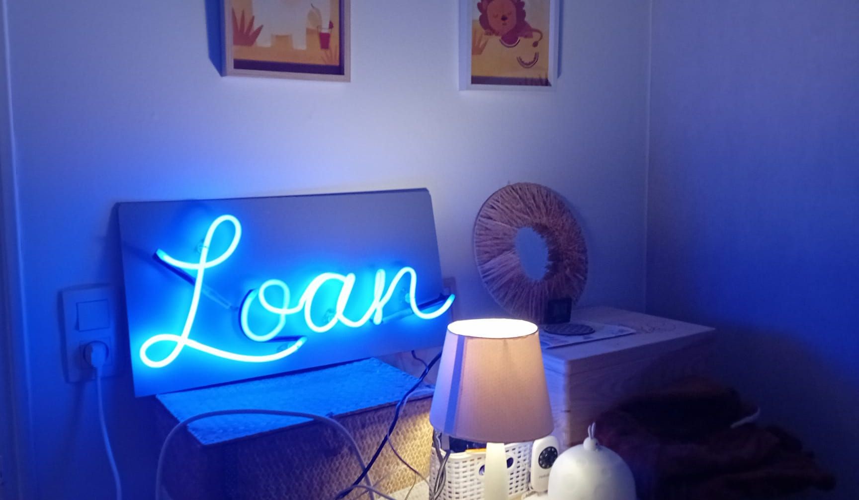 Néon personnalisé Loan dans un intérieur