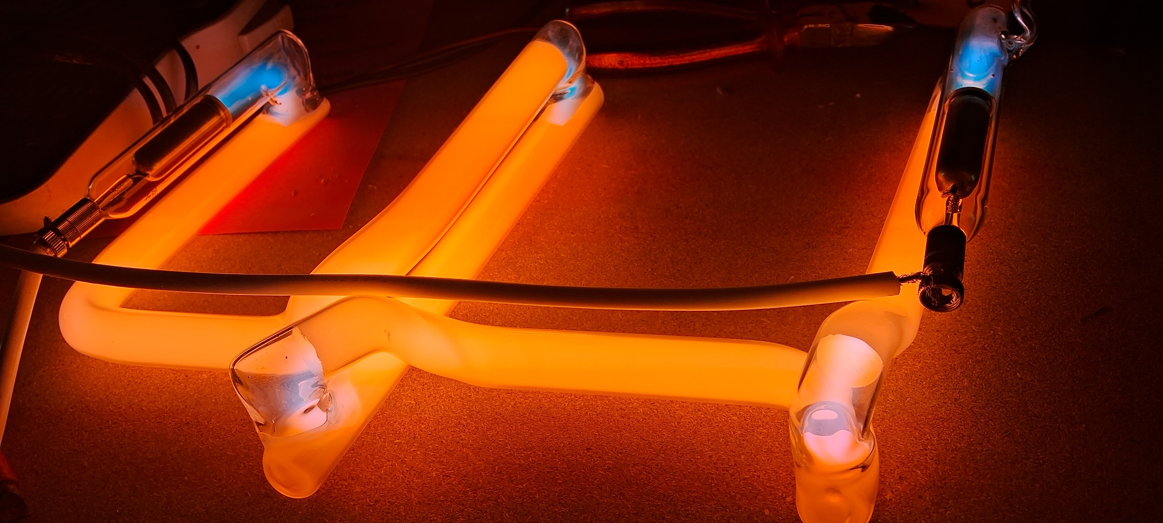 Tubes néon orange en atelier